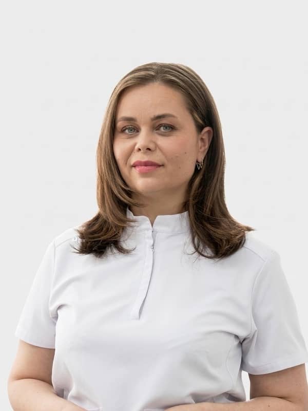 Устинова Елена — стоматолог-терапевт